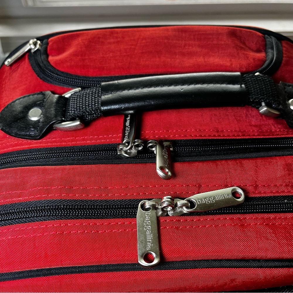 Baggallini NWT Daytripper Rolling Tote Carry-On Red Lightweight Nylon Suitcase - Picture 3 of 16